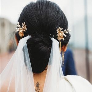Pearl gold hairpiece and draped veil